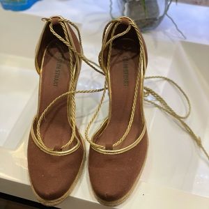 Brown Wedge Espadrille with ties for the ankle.